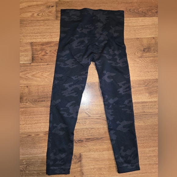 SPANX Black Camouflage Seamless Leggings Size Small - Picture 1 of 2